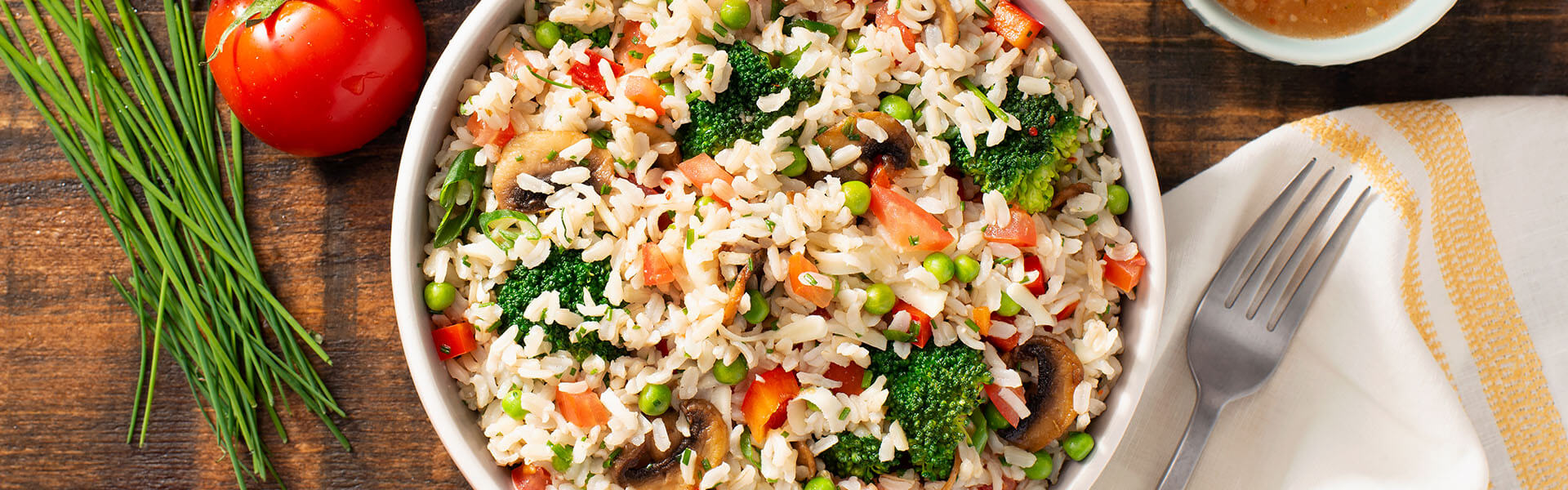 Ensalada mediterránea con arroz y verduras