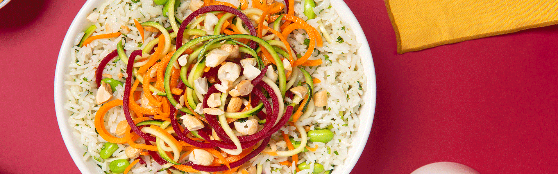 Ensalada de arroz y verduras en espiral con aderezo asiático