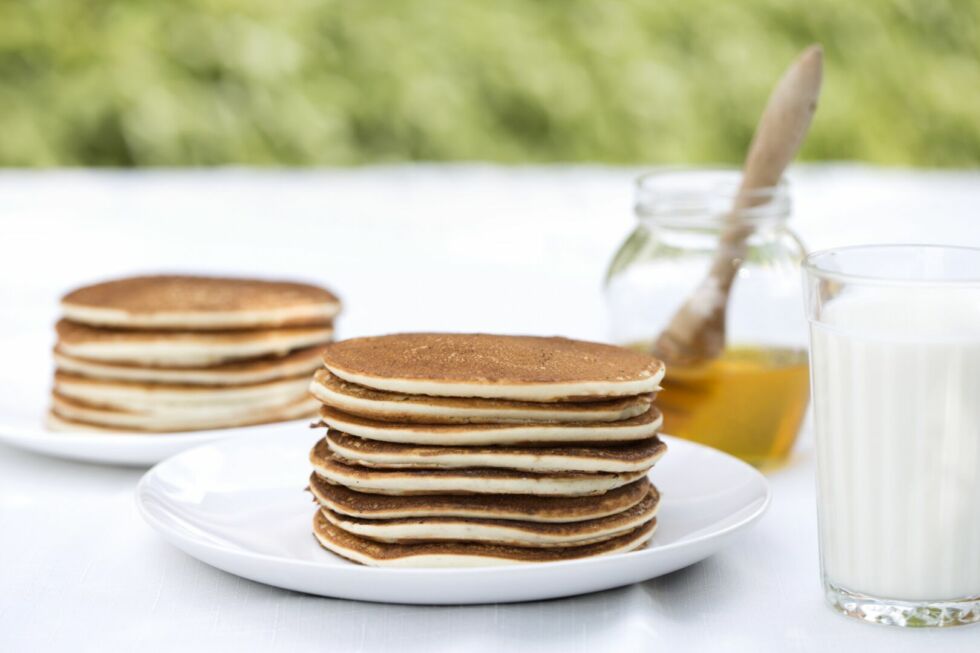 Pile de crêpes de riz moelleuses avec du sirop