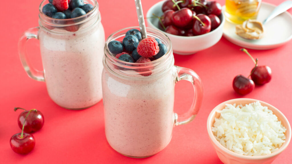 Breakfast Smoothie with Rice, Peanut Butter and Berries