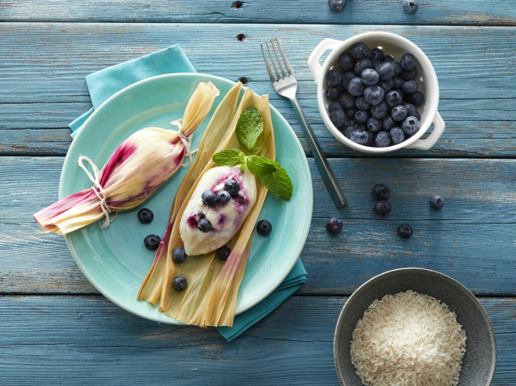 Rice-tamales-with-cream-cheese-and-blueberries-for-dessert