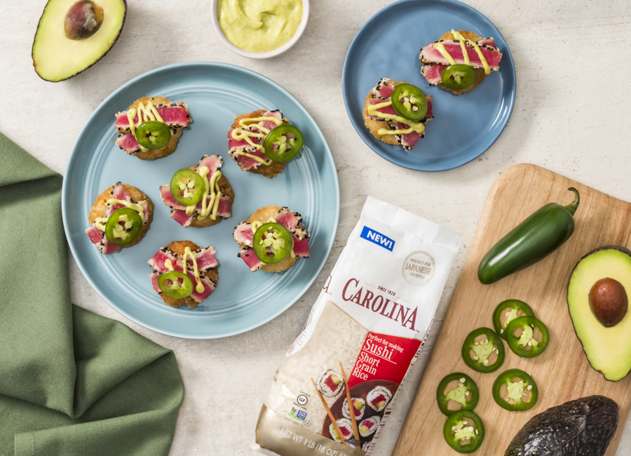 Canapés de arroz crujiente y atún a la brasa